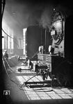 17 1073 wird im rauchgeschwängerten Schuppen des Bw Altona gewartet. Seinen Status als selbständige Stadt verlor Altona übrigens erst am 1. April 1938 mit der Eingemeindung in die Hansestadt Hamburg. Die Umbenennung der Dienststelle Bw Altona in Bw Hamburg-Altona erfolgte zum Fahrplanwechsel am 15. Mai 1938. (1932) <i>Foto: Walter Hollnagel</i>