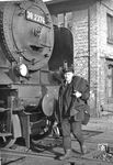 Auf dem Weg zum Dienst passiert dieser Lokführer die Wittenberger 38 2374 im Bw Altona. (1932) <i>Foto: Walter Hollnagel</i>