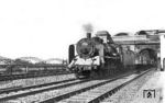 17 026 (Bw Osnabrück Hbf) passiert vor FD 212 (Altona – Hoek van Holland) die Elbbrücken vor den Toren Hamburgs. Hinter der Lok läuft ein PostPw mit Oberlichtaufbau. Die Lok schied 1934 bei der Rbd Münster (Westf) aus dem Betrieb. (1931) <i>Foto: DLA Darmstadt (Hubert)</i>