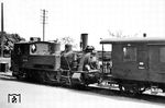 98 544 (Bw Neuenmarkt-Wirsberg) mit einem Personenzug im Bahnhof Falls. Auf der 5,3 km langen "Sekundärbahn" nach Gefrees waren offenkundig schon immer Exoten, wie diese bayerische D XI im Einsatz (vgl. auch Bild-Nrn. 19413 oder 23260). Ein Blick auf die Ausrüstung dieser kleinen Nebenbahnlok mit der großen Lichtmaschine für Lok- und Zugbeleuchtung ist auch erwähnenswert.  (03.08.1935) <i>Foto: Slg. Johannes Glöckner</i>