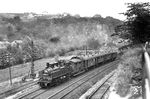 98 006 (Bw Dresden-Friedrichstadt) passiert mit P 2476 das dreiflügelige, Hp3 zeigende Einfahrsignal des Bahnhofs Freital Ost. Für das Signal gelten die Fahrtbegriffe: Hp1 = Fahrt weiter auf dem Hauptgleis nach Freital-Potschappel; Hp2 = Fahrt abzweigend (Langsamfahrt) auf das Güterzuggleis (drittes Gleis) nach Freital-Potschappel; Hp3 = Fahrt abzweigend (Langsamfahrt) auf die Nebenbahn nach Possendorf. Der Zug in klassischer Wagenreihung der Windbergbahn wird sogleich von der Hauptstrecke abzweigen, sie unterfahren und den Haltepunkt Freital-Birkigt erreichen. (20.06.1935) <i>Foto: DLA Darmstadt (Bellingrodt)</i>