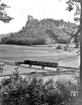 Ein Züglein mit einer bayerischen D XI (Baureihe 98.4) überquert auf der heutigen Museumsbahn von Ebermannstadt nach Beringersmühle die Wiesentbrücke vor der Kulisse der Burgruine Neideck bei Streitberg. Ein Motiv aus dem legendären Reichsbahn-Kalender.  (1930) <i>Foto: RVM</i>