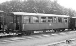 Der KAB4i 970-151 (HaWa 1911, ex Rü.K.B. BC4 Nr. 30) zählte zu den ersten fünf bei den Rügenschen Kleinbahnen in Dienst gestellten vierachsigen Personenwagen. Entstanden war er in Linden bei Hannover durch die Hannoversche Waggonfabrik AG, die 1904 aus der sechs Jahre zuvor gegründeten Hannoversche Holzbearbeitungs- und Waggonfabriken (vorm. Max Menzel und Buschbaum & Holland) AG hervorgegangen war. Die modernen Vierachser brachten ein ganz neues Reisegefühl auf die Kleinbahn, sie waren laufruhiger, boten eine Toilette, erleichterten dem Zugpersonal den Übergang von Wagen zu Wagen und sie boten den Reisenden dank der großzügigen Fenster eine bessere Sicht in die Landschaft. Markant waren die Bühnenkonstruktionen (kein angeschuhter Hilfsrahmen wie in Sachsen), die Bühnentüren sowie die verdeckten Balanciers der sich an den Pufferbohlen abstützenden Zug- und Stoßvorrichtungen. Allerdings ragten die ersten fünf Rügener HaWa-Wagen über das Lichtraumprofil hinaus, worauf Gußschilder am Rahmen hinwiesen. (20.08.1966) <i>Foto: Detlev Luckmann</i>