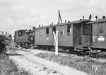 Der KB4ip 970-774 hinter der 99 545 auf dem Weg von Bergen zur Wittower Fähre, aufgenommen beim Bahnhof Kartzitz. Im März 1950 war der Wagen von Mügeln nach Rügen gelangt und hatte in den Jahren 1953/54 in Pasewalk ausgeholfen. Eine nachträgliche Zutat war auch der Unterflurgenerator. Der morsche Wagenkasten wurde bereits Ende 1960 bis Anfang 1961 in Perleberg von Grund auf erneuert, wobei man die Dachform optisch den übrigen Nordstreckenwagen anpaßte. Mit seinen sechs Fenstern je Seite wurde er dadurch zum Unikat. Die Lok besitzt zwar bereits eine Druckluftbremsausrüstung, jedoch ist zwischen den Wagen weder eine entsprechende Luftleitung noch ein durchgehendes Bremsseil erkennbar. Ein Privatmann aus Samtens nutzte später den Wagenkasten als Schuppen. (22.08.1966) <i>Foto: Detlev Luckmann</i>