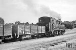 Mit dem Gmp 9201 ist 99 553 auf dem Weg von Altefähr nach Putbus, gegen 10 Uhr hat sie in Puddemin einen längeren Rangieraufenthalt. Der hochvoll mit Brikett beladene, ungebremste und 2,45 t schwere Ow 97-40-05 (Görlitz 1895) hatte schon beim Bau der ersten Rügener Kleinbahnstrecke geholfen. Zuletzt lief er auf der Nordstrecke. Typisch für die ersten offenen Güterwagen waren die U-Profile des Wagenkastens.  (20.08.1966) <i>Foto: Detlev Luckmann</i>