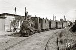In Altenkirchen, im seinerzeit nördlichsten Bahnhof der DDR, steht die originale, noch im selben Jahr ausgemusterte Rügen-Lok 99 4602 mit einem wahrhaft kleinbahnartigen Zug zur Abfahrt nach Fährhof bereit. Neben den fabrikneu an die Rü.K.B. gelieferten Personenwagen Bi 971-208 und KBp 971-205 hat sie den von der Bleckeder Kreisbahn stammenden niederflurigen Wagen KBi 971-213 am Haken. Am Zugschluß läuft der KPw 975-111, ursprünglich ein kombinierter Personen-, Gepäck- und Postwagen der Rü.K.B.  (08.1963) <i>Foto: Birger Wilcke (Sammlung Ludger Kenning)</i>