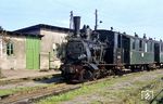 99 4602 abfahrbereit in Altenkirchen mit dem Nachmittagszug nach Fährhof. Die DR hatte die Armaturen weitgehend vereinheitlicht, um die Instandhaltung zu vereinfachen. Das Raw Görlitz betreute ab 1950 eine große Vielfalt früherer Privatbahnlokomotiven zahlreicher Fabrikate. Einerseits hatte es unter den Lokfabriken keine Vereinheitlichung gegeben, andererseits lagen etliche Werke nun in den Westzonen, sodaß die Beschaffung passender Ersatzteile äußerst schwierig war. Die 99 4602 besitzt inzwischen eine elektrische Beleuchtung mit zwei großen Laternen. Die kleinen Kessel quittierten den zusätzlichen Dampf- und Wasserverbrauch der quer hinter dem Schornstein sitzenden Lichtmaschine aber mit deutlich höherem Kohlebedarf und reduziertem Aktionsradius. Auf dem Dampfdom befinden sich jetzt Sicherheitsventile der Bauart Ackermann der alten Ausführung, also noch ohne Ausströmtaschen für den Dampf. Die Feineinstellung ließ sich über einen separaten Seilzug betätigen. Die Anstellventile am Dampfdom mit den gelenkigen Wellen entsprechen der üblichen DR-Bauart. Das oben angeordnete Ventil war für den Hilfsbläser in der Rauchkammer zuständig, während vom unteren der Elevator mit Dampf versorgt wurde. Das Schlabberrohr der Strahlpumpe konnte auch zum Anschluß der Dampfrohre für die ortsfesten Elevatoren und Pulsometer genutzt werden, wofür die Wasserzufuhr zur Strahlpumpe an der Pumpe abzusperren war, bevor diese geöffnet wurde. Das seitlich am Kessel sichtbare Speiseventil war ein in großer Stückzahl vorhandenes Bauteil, wie es auch bei der Gattung IV K zum Einsatz kam. Zum Schutz des weit ausladenden Schieberkastens hat man einen Deckel aus Blech montiert.  (08.1963) <i>Foto: Birger Wilcke (Sammlung Ludger Kenning)</i>