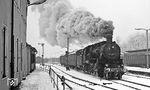 58 1207 verlässt mit einem Nahgüterzug nach Johanngeorgenstadt den Bahnhof Schwarzenberg im Erzgebirge. (02.1976) <i>Foto: Burkhard Wollny</i>