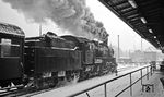 Durch das winterliche Schwarzenberg im Erzgebirge fährt 58 1207 (eine bad. G 12) nach Johanngeorgenstadt aus. (02.1976) <i>Foto: Burkhard Wollny</i>