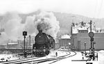 In flotter Fahrt geht es für 58 1207 mit dem Nahgüterzug nach Johanngeorgenstadt durch Erla. (02.1976) <i>Foto: Burkhard Wollny</i>