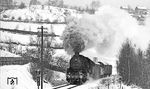 Zwischen Erla und Antonsthal kommt 58 1207 angedampft. (02.1976) <i>Foto: Burkhard Wollny</i>