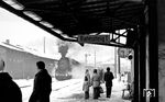 58 1207 stürmt mit einem Güterzug nach Schwarzenberg durch Lauter in Sachsen. (02.1976) <i>Foto: Burkhard Wollny</i>