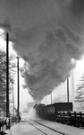58 1207 entschwindet in Lauter über den Bahnübergang an der Bahnhofsstraße in Richtung Schwarzenberg. (02.1976) <i>Foto: Burkhard Wollny</i>