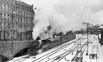 78 369 (Bw Wuppertal-Vohwinkel) verlässt vor P 3305 den Bahnhof Wuppertal-Elberfeld. Die schöne Gründerzeithäuserzeile an der Bahnhofstraße ging im Bombenhagel des Zweiten Weltkriegs unter. Der freigewordene Platz wurde für eine vierspurige Straße genutzt. (01.1935) <i>Foto: DLA Darmstadt (Bellingrodt)</i>