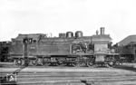 78 369 wurde im Jahre 1923 als "8944 Essen" in Dienst gestellt. Bei tief stehender Sonne konnte Carl Bellingrodt die Lok im Heimat-Bw Wuppertal-Vohwinkel ablichten. Rechts ist die ebenfalls hier beheimatete 94 631 zu erkennen. (1932) <i>Foto: DLA Darmstadt (Bellingrodt)</i>