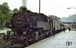 Wir haben bereits vor einiger Zeit dieses Bild der 86 039 in Aue mit folgendem Text gezeigt: "Zu einer Zeit, wo außer Günter Meyer sich wohl niemand traute, auf dem Bahnsteig in Aue zu fotografieren, entstand das Bild der 86 039." Zu unserer großen Überraschung erreichte uns nunmehr die Mitteilung von seinem Sohn, dass Günter Meyer hier tatsächlich zu sehen ist, und zwar wie er gerade ganz rechts im Bild (in Reichsbahnuniform) seine Kamera zückt. So liegt uns nunmehr auch der Gegenschuss von Günter Meyer vor, den wir mit freundlicher Genehmigung von Manfred Meyer im nächsten Bild zeigen. (07.07.1967) <i>Foto: J. R. Broughton</i>