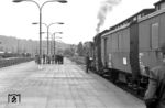 Und hier nun der Gegenschuss von Günter Meyer zu Bild-Nr. 44150: Es zeigt im Hintergrund die britische Reisegruppe, zu der auch J.R. Broughton gehörte. Wie gewohnt hat Günter Meyer akribisch die Daten festgehalten, so wissen wir nunmehr, dass dies der P 1949 mit einer "ausländischen Reisegruppe" nach Zwickau ist. (07.07.1967) <i>Foto: Günter Meyer</i>