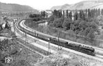 18 523 (Bw Mainz Hbf), diesmal mit FD 102 aus Hoek van Holland, auf der linken Rheinstrecke bei Namedy. Dieses Bild fand sich auch in den VDEF-Mitteilungen vom Mai 1962 wieder, dessen Zusammenstellung zufällig Helmut Röth in Carl Bellingrodts Wohnung dokumentierte (vgl. Bild-Nr. 40379). Carl Bellingrodt ordnete dieses Bild allerdings falsch unter der Loknummer 18 534 ein. (06.06.1934) <i>Foto: DLA Darmstadt (Bellingrodt)</i>