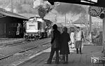 DR 110 611 und 58 1207 (beide vom Bw Aue) mit dem morgendlichen Dg nach Schwarzenberg/Ergeb. in Lauter/Sa. Etwas versteckt unter dem Schuppendach steht links die als Museumslok vorgesehene 94 2105. Der Herr rechts erinnert ein wenig an den von Manfred Schmidt erdachten Meisterdetektiv "Nick Knatterton"... (02.1976) <i>Foto: Burkhard Wollny</i>