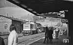 Während die Fahrgäste auf Bahnsteig 1 auf den Personenzug nach Aue warten, brettern DR 110 611 und 58 1207 durch den Bahnhof Lauter/Sa. (02.1976) <i>Foto: Burkhard Wollny</i>