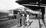 DR 110 611 mit der bad. G 12 58 207 (ab 1970: 58 1207-8) auf dem Weg von Aue nach Schwarzenberg in Lauter/Sa. (02.1976) <i>Foto: Burkhard Wollny</i>