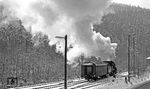 58 1207 verlässt mit dem Ng aus Schwarzenberg den Bahnhof Antonsthal. (02.1976) <i>Foto: Burkhard Wollny</i>