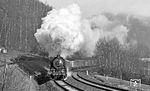 58 1207 kämpft sich die Steigung kurz vor Schwarzenberg-Neuwelt hinauf. (02.1976) <i>Foto: Burkhard Wollny</i>