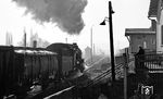 58 1207 fährt über den damals noch wärterbedienten Bahnübergang an der Hammerstraße in Schwarzenberg-Neuwelt. (02.1976) <i>Foto: Burkhard Wollny</i>
