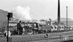 58 1207 mit einem Güterzug nach Zwickau in Schlema (früher: Schlema unt. Bf). Die alte Bahnhofsbezeichnung rührte aus der Zeit, als in Schlema unt. Bf die Schlematalbahn nach Schneeberg begann, die eigentlich nur seit 1946 durch den Uranabbau der sowjetischen Wismut AG bedeutsam wurde. (02.1976) <i>Foto: Burkhard Wollny</i>