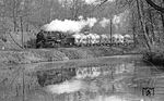 58 1207 spiegelt sich im aufgestauten Thierfelder Bach kurz vor dem Bahnhof Hartenstein. (02.1976) <i>Foto: Burkhard Wollny</i>