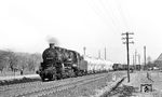 58 1207 mit ihrem Güterzug zwischen Fährbrücke und Wiesenburg am BÜ Thomas-Müntzer-Straße in Weißbach (heute: Langenweißbach). (02.1976) <i>Foto: Burkhard Wollny</i>