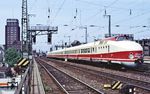 Bereits mit der neuen Computer-Nummer der DB AG ist DR 675 019/014 (ex VT 18.16 10) als Sonderzug nach Berlin zwischen Köln Bbf und Hbf unterwegs. Der Zug kam anlässlich des 19. Bundes-Chorfest nach Köln. (30.05.1992) <i>Foto: Peter Schiffer</i>