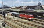 143 601 ist mit dem aus CD-Wagen gebildeten D 323 "Neptun" (København - Gedser - Warnemünde - Rostock - Berlin-Lichtenberg - Dresden - Bad Schandau - Decin - Praha hl.n.) in Rostock Hbf eingetroffen. (05.04.1992) <i>Foto: Peter Schiffer</i>