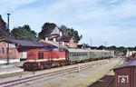 DR 112 737 (Bw Stralsund) mit einem Personenzug aus Bergen/Rügen in Putbus. (11.09.1991) <i>Foto: Peter Schiffer</i>