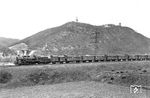 57 2420 (Bw Finnentrop) vor einem Nahgüterzug von der Ruhr-Siegstrecke kommend bei Hohensyburg. Im Hintergrund erhebt sich der Syberg mit dem Kaiser-WilheIm-Denkmal in der Bildmitte, rechts davon der Vincketurm.  (04.1931) <i>Foto: DLA Darmstadt (Bellingrodt)</i>