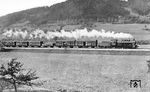 Eine unbekannte G 10 mit einem Nahgüterzug bei Neckarhausen (b Horb), an deren Zugspitze eine Leig-Einheit eingestellt ist. Carl Bellingrodt will hier 57 3132 aufgenommen haben, die war aber schon 1926 an Rumänien verkauft worden.  (21.07.1937) <i>Foto: RVM-Filmstelle Berlin (Bellingrodt)</i>