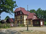 Der Bahnhof Werbellinsee (seit 1998: Joachimsthal Kaiserbahnhof) war einer der vom letzten deutschen Kaiser Wilhelm II. zur Jagd in der Schorfheide genutzten Bahnhöfe. Er wurde 1898 als Station an der damals neu geschaffenen Bahnstrecke Britz – Fürstenberg eröffnet, die von der Berlin-Stettiner Eisenbahn abzweigte. Das weitestgehend original erhaltenen Gebäudeensemble mit dem Kaiserpavillon (Foto) ist heute ein Baudenkmal. (03.07.2010) <i>Foto: Andreas Höfig</i>