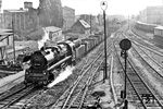 Die 1959 bei der LKM Babelsberg DR-Neubaulok 50 4006 (Bw Wittenberge) unterwegs in Berlin Frankfurter Allee, aufgenommen vom Stellwerk B2 mit Blick in Richtung Ostkreuz.  (1960) <i>Foto: ZBDR</i>
