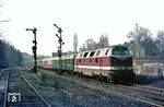 Die meisten Transitzüge von und nach Berlin verkehrten 1975 bereits mit der Baureihe V 180 (DR 118), wurden aber nur selten fotografiert, da sich alle auf die Dampfloks fokussierten. Die Existenz dieses Fotos der 118 298 vor D 343 aus Hannover in Berlin-Wannsee verdankt auch nur der Umstand, dass man eine Fehlaufnahme am Filmanfang vermeiden wollte.  (19.03.1975) <i>Foto: Wolfgang Bügel</i>
