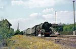 Der freundliche Stellwerker vom nahen Stellwerk "Kh" in Berlin-Karlshorst ermutigte noch zu einem weiteren Bild. So konnte zusätzlich zur 01 2069 (vgl. Bild-Nr. 44389) noch 03 2162 vor D 565 nach Leipzig "unbelästigt" fotografiert werden. (15.08.1976) <i>Foto: Joachim Bügel</i>