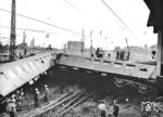 Am 10. Juli 1973 entgleiste der D 703 im Bahnhof Leipzig-Leutzsch infolge überhöhter Geschwindigkeit. Die Zuglok 03 2121 fuhr mit voller Wucht in das am Ende der Weichenstraße befindliche Fahrdienstleiterstellwerk. Bei diesem Unfall entgleiste auch der erste Wagen, und die nachfolgenden Wagen des Schnellzuges schoben sich ineinander. Zu beklagen waren vier Tote - darunter auch der Lokführer - und 25 Verletzte.  (10.07.1973) <i>Foto: Slg. Erich Preuß</i>