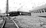 Die Unfallstelle im Bahnhof Leipzig-Leutzsch. Die Trapo begutachtet gerade die umgekippte 03 2121, in der auch der Lokführer den Tod fand. Der Heizer konnte sich durch einen Sprung von der Lok retten. (10.07.1973) <i>Foto: Slg. Erich Preuß</i>