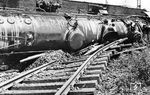Die verunfallte 03 2121 war erst am 13. Juni 1973 - also 4 Wochen vor dem Unfall - nach einer erfolgten L6-Untersuchung aus dem Raw Meiningen gekommen. Sie wurde später mit Teilen der z-gestellten Dresdener Lok 03 2070 wieder aufgearbeitet. (10.07.1973) <i>Foto: Slg. Erich Preuß</i>