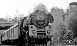 01 517 (Bw Wittenberge) läuft vor D 163 aus Hamburg in Berlin-Wannsee ein. Das birkenbewachsene Überführungsbauwerk gehört zum ehemaligen Streckengleis nach Stahnsdorf.  (28.07.1968) <i>Foto: Burkhard Wollny</i>