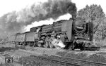 01 2050-1 (Bw Berlin-Ostbahnhof) rauscht durch den Bahnhof Berlin-Wannsee an der Alemannenbrücke vorbei in Richtung Nikolassee. Hinter der Lok läuft ein Gepäckwagen der Niederländischen Staatsbahnen (NS), Typ D (stalen Dirk = "Eiserner Dirk"). Möglicherweise handelt es sich um den D 293 "Hoek-Warszawa-Express". 01 2050 erreichte übrigens die höchste Gesamtlaufleistung aller 01: 4.138.255 km in 49 Betriebsjahren. (23.07.1970) <i>Foto: Burkhard Wollny</i>