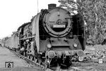 01 2050 vor dem amerikanischen Militärzug Dm 80638 (Berlin - Bremerhaven-Lehe) im Bahnhof Berlin-Lichterfelde West.  (22.07.1970) <i>Foto: Burkhard Wollny</i>