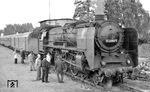 Obwohl der Anblick einer Dampflok im Jahr 1970 in Berlin noch alltäglich war, versammeln sich die "Eisenbahnexperten" in Berlin-Lichterfelde West, um die Lok vor dem Db 638 (US) nach Bremerhaven zu begutachten. Das Westberliner Lokpersonal des Bw Grunewald gibt bereitwillig Auskunft. Hinter der Lok steht der Postwagen, der den Schriftverkehr zwischen dem Berliner Senat und Bundesdienststellen beförderte. Am 15.11.1966 war das nächtliche Postflugzeug (PA 708) kurz vor Berlin abgestürzt und man befürchtete, dass sowjetischen Stellen wichtige Dokumente in die Hände bekamen und so verlegte man den Postverkehr auf die Bahn. (22.07.1970) <i>Foto: Burkhard Wollny</i>