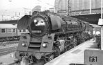 Die Wittenberger 01 0502 vor dem "Interzonenzug" D 163 (Hamburg - Berlin) in Hamburg Hbf.  (09.08.1972) <i>Foto: Frank Lüdecke</i>