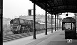 Blick aus der schönen Bahnsteigüberdachung am Berliner Savignyplatz auf die vorbeifahrende 01 0502 vor D 337 aus Hamburg.  (30.07.1974) <i>Foto: Burkhard Wollny</i>