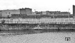 01 0525 passiert mit D 336 nach Hamburg die Grenzanlagen an der Spree kurz vor dem Lehrter Bahnhof in Berlin. (05.08.1974) <i>Foto: Burkhard Wollny</i>